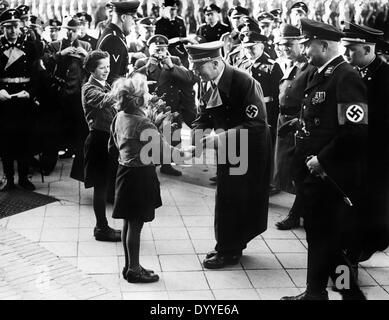 Adolf Hitler est accueilli à Wilhelmshaven par les jeunes filles, 1939 Banque D'Images