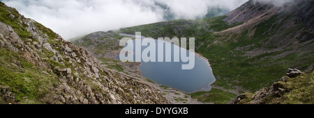 Paysage panoramique vue du haut de la montagne à la recherche vers le bas sur le lac et les nuages Banque D'Images