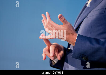 Bonn, Allemagne. Apr 28, 2014. Niek Jan van Damme, directeur général de Deutsche Telekom en Allemagne, parle de l'avenir de l'entreprise Deutsche Telekom sur le marché allemand à Bonn, Allemagne, 28 avril 2014. Photo : ROLF VENNENBERND/dpa/Alamy Live News Banque D'Images