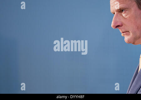 Bonn, Allemagne. Apr 28, 2014. Niek Jan van Damme, directeur général de Deutsche Telekom en Allemagne, parle de l'avenir de l'entreprise Deutsche Telekom sur le marché allemand à Bonn, Allemagne, 28 avril 2014. Photo : ROLF VENNENBERND/dpa/Alamy Live News Banque D'Images