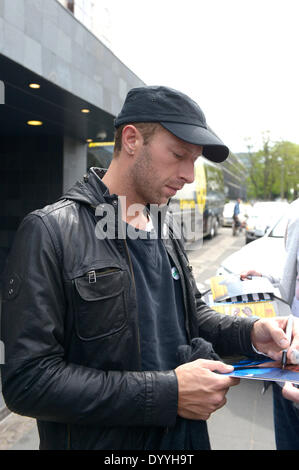 Cologne, Allemagne. Apr 26, 2014. Le chanteur anglais Chris Martin (chanteur de Coldplay) quitte l'hôtel Hyatt Regency de Cologne, Allemagne. Le 26 avril 2014./photo : dpa Crédit alliance photo alliance/Alamy Live News Banque D'Images