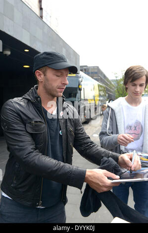 Cologne, Allemagne. Apr 26, 2014. Le chanteur anglais Chris Martin (chanteur de Coldplay) quitte l'hôtel Hyatt Regency de Cologne, Allemagne. Le 26 avril 2014./photo : dpa Crédit alliance photo alliance/Alamy Live News Banque D'Images