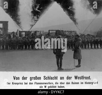 Le Prince Wilhelm rend visite à un lanceur de flamme compagnie sur le front de l'Ouest, 1918 Banque D'Images