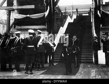 Le Tsar Nicolas II assiste à la pose de la quille de la Fédération cruiser 'Almas', 1902 Banque D'Images