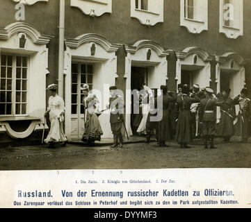 Le Tsar Nicolas II et son épouse sur la façon d'un cadet celebretion, 1907 Banque D'Images