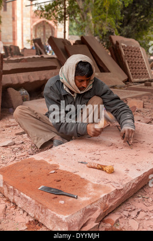 New Delhi, Inde. Tailleur de travailler sur grès rouge, Tombe de Humayun, le premier Mausolée Moghol. Banque D'Images