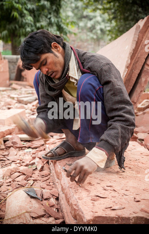 New Delhi, Inde. Tailleur de travailler sur grès rouge, Tombe de Humayun, le premier Mausolée Moghol. Banque D'Images