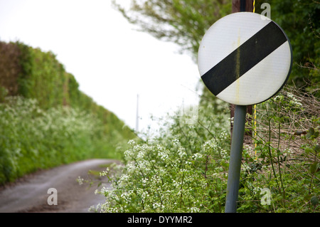 Fin de limite de vitesse signe sur chemin de campagne La vitesse limite Banque D'Images