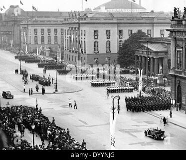 Jeux olympiques à Berlin : la marche de la garde d'honneur devant le Comité International Olympique au Memorial, 1936 Banque D'Images