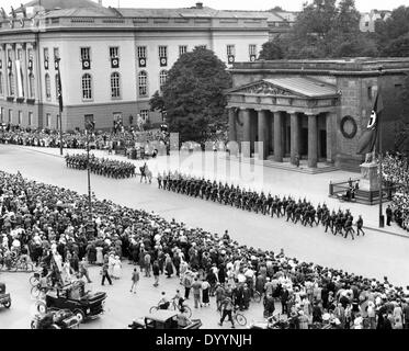 Jeux olympiques à Berlin : ensemble de la Wehrmacht Unter den Linden, 1936 Banque D'Images