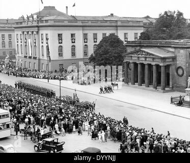 Jeux olympiques à Berlin : ensemble de la Wehrmacht Unter den Linden, 1936 Banque D'Images