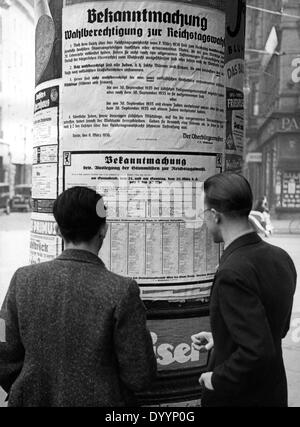 Annonce sur une colonne de publicité à Berlin, 1936 Banque D'Images