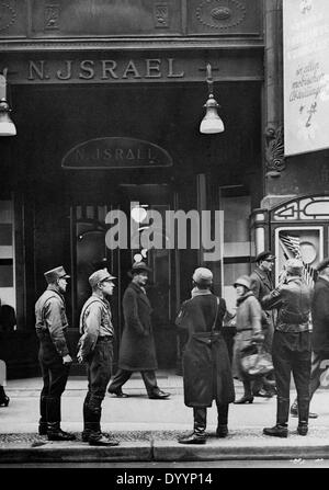 National-socialistes en face de la boutique juive Nathan Israël à Berlin, 1933 Banque D'Images