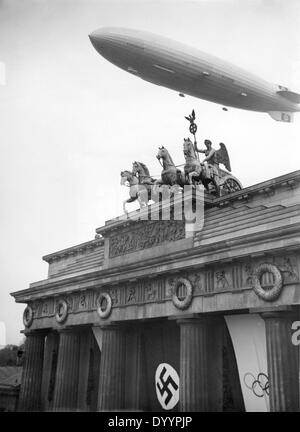 Zeppelin LZ 129 Hindenburg () et la porte de Brandebourg à Berlin durant les Jeux Olympiques 1936 Banque D'Images