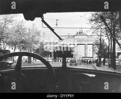 Voir à travers le pare-brise de Porte de Brandebourg à Berlin, 1937 Banque D'Images