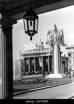 Brandenurg Gate décorée de drapeaux à croix gammée, Berlin, 1939 Banque D'Images