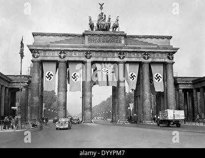 Brandenurg Gate décorée de drapeaux à croix gammée, Berlin, 1940 Banque D'Images