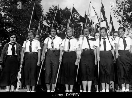 Les filles avec des drapeaux, 1937 Banque D'Images