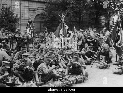 Les hommes sa pause lors d'un défilé à Nuremberg, 1933 Banque D'Images