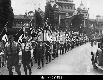 SA troupes en face de la gare principale de Nuremberg, 1933 Banque D'Images