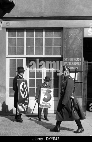 Les hommes avec des affiches électorales, 1933 Banque D'Images