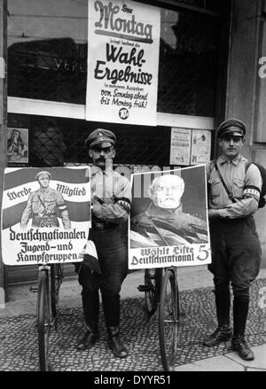 Les membres avec des affiches électorales DNVP le jour de l'élection, 1933 Banque D'Images