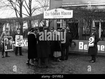 Rush à un bureau de scrutin, 1933 Banque D'Images