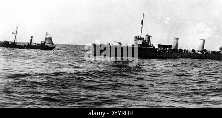 Torpille allemande avec bateau de pêche d'un navire à vapeur, 1916 Banque D'Images