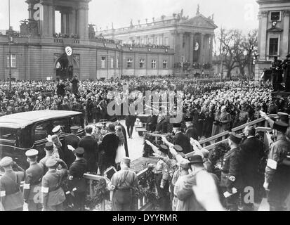 Paul von Hindenburg sur son chemin dans l'église Saint Nicolas, 1933 Banque D'Images