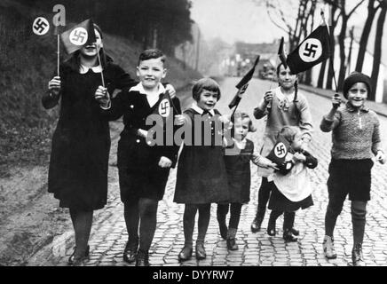 Les enfants avec des drapeaux à croix gammée, 1933 Banque D'Images