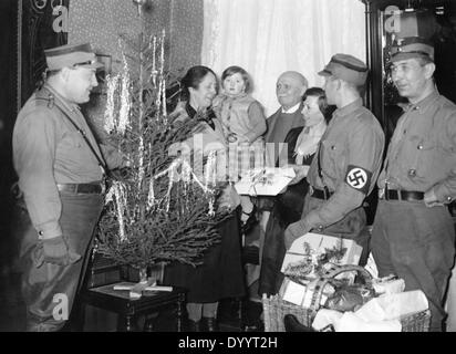 Le service bien-être Nazi avec une famille pauvre à Berlin, 1933 Banque D'Images