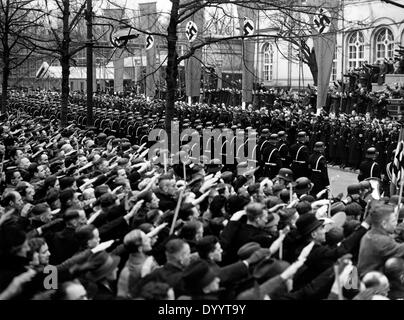 Foule de personnes en face de l'Opéra Kroll, 1938 Banque D'Images