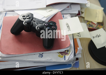 Sony Playstation 2 PS2 contrôleur de jeu placé sur la pile de devoirs Banque D'Images