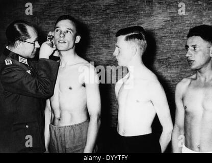 Le recrutement de jeunes hommes pour la Wehrmacht, 1935 Banque D'Images