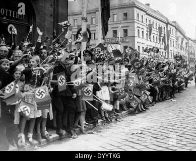 La foule à acclamer Mussolini et Hitler à Munich, la visite 1938 Banque D'Images