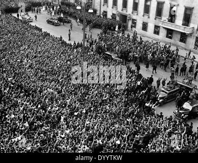 Adolf Hitler sur le balcon de la Chancellerie du Reich après l'annonce de l'annexion des Sudètes, 1939 Banque D'Images