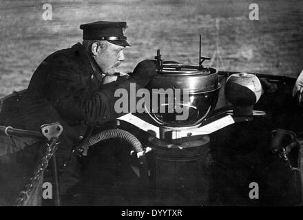 Officier de marine à un compas du navire, 1916 Banque D'Images