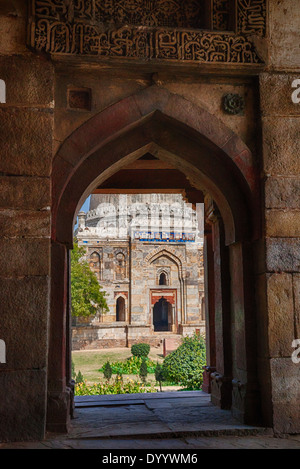 New Delhi, Inde. Lodi Gardens. Sheesh Gumbad vu de portail de la Bara Gumbad Mosque. Banque D'Images