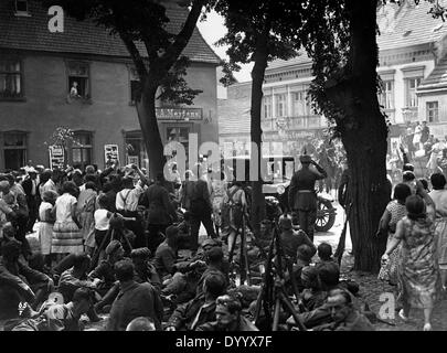 Population d'une ville libérée en Prusse orientale, 1914 Banque D'Images