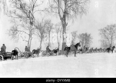 Les charrettes à cheval sur une route russe rural, 1918 Banque D'Images