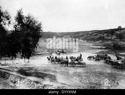 Les troupes allemandes traversant une rivière sur le front de l'Est, 1915 Banque D'Images