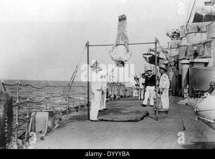 L'exercice de gymnastique à bord d'un navire de guerre allemand Banque D'Images