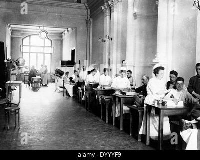 Les soldats allemands blessés dans les traitements médicaux, 1916 Banque D'Images