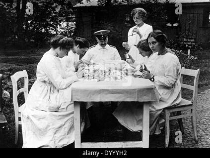 La préparation de la médecine, 1914 infirmières Banque D'Images