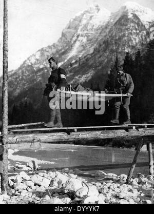 La récupération d'un soldat de l'Empire austro-hongrois, 1918 blessés Banque D'Images