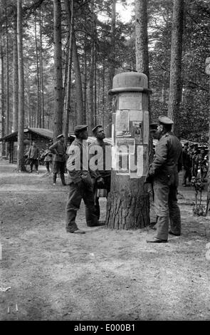 Les soldats allemands de lire les journaux, 1915 Banque D'Images