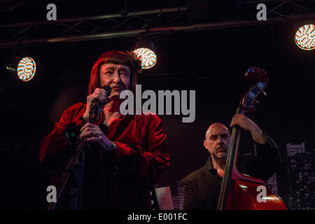 Turin, Italie. Apr 27, 2014. Le Jimmy Cobb trio italien avec la chanteuse Sheila Jordan, joué en concert au Jazz Club, le jazz Festival de Turin en 2014. Crédit : Elena Aquila / Pacific Press/Alamy Live News Banque D'Images