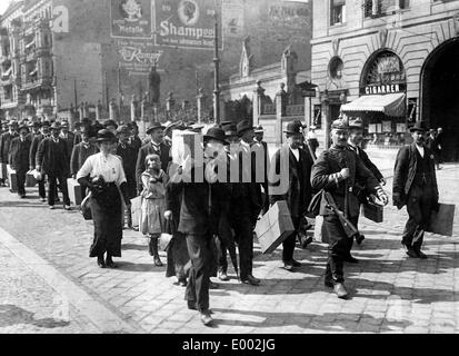 Les réservistes sur le chemin de l'engagement municipal office, 1914 Banque D'Images