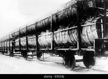 Train de fret avec des bobines de fil de fer barbelé pour le Front de l'Ouest, 1915 Banque D'Images