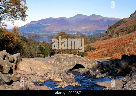 Vue du pont au-dessus de Barrow Beck avec Derwent Water à l'arrière, près de Keswick, vallées du Yorkshire, en Angleterre, l'Europe de l'Ouest. Banque D'Images